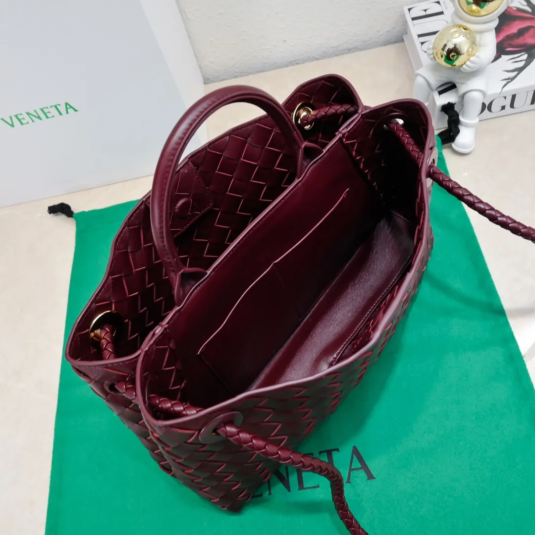 Batch 1960 #Bottega Veneta new horizontal Andiamo handbag, many stars have the same style 🎈 Classic full-body leather weaving with golden rope buckle, stable and chic enough [proud] The whole body is made of Nappa sheep leather, comfortable, soft and dynamic. The sliding metal rope buckle can adjust the shoulder strap, single shoulder / handbag / crossbody, multiple carrying methods, large bag capacity, suitable for commuting / daily / travel This bag is divided into small/medium/large sizes. There is always one that suits you, so take me with you🎀🎀 Size: 29x18x10 Model: 6463#